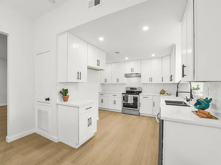 12018 Woolford Dr — Photo 8
