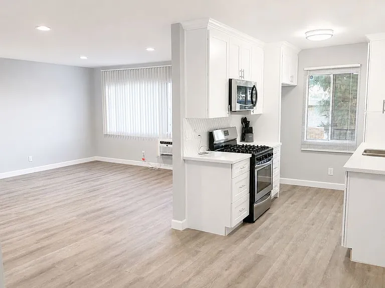 8800 Cedros Ave — Photo 1