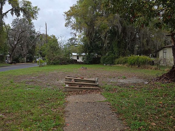 3rd image of 883 NE Maple Ln