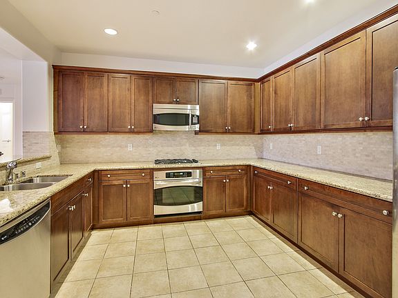 4th image of 11163 Aqua Vista St #101