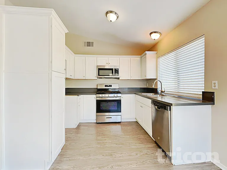 105 S Lamarr St — Photo 4