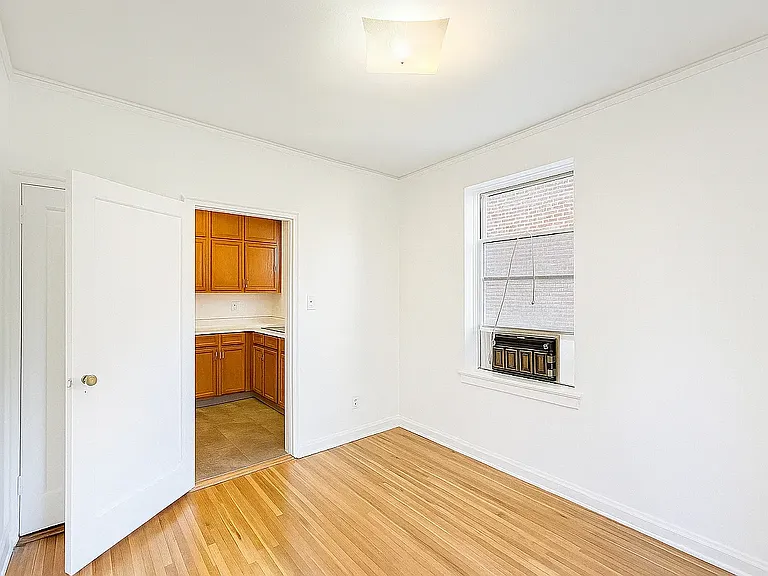 915 E 17th St #202 — Photo 7