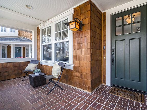 4th image of 127 Naramore Ln