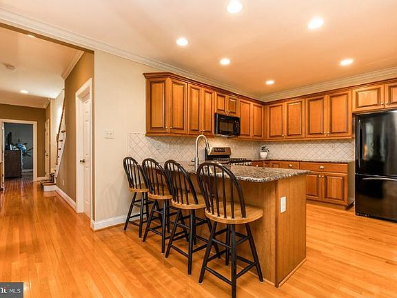 3rd image of 913 Pinehurst Dr