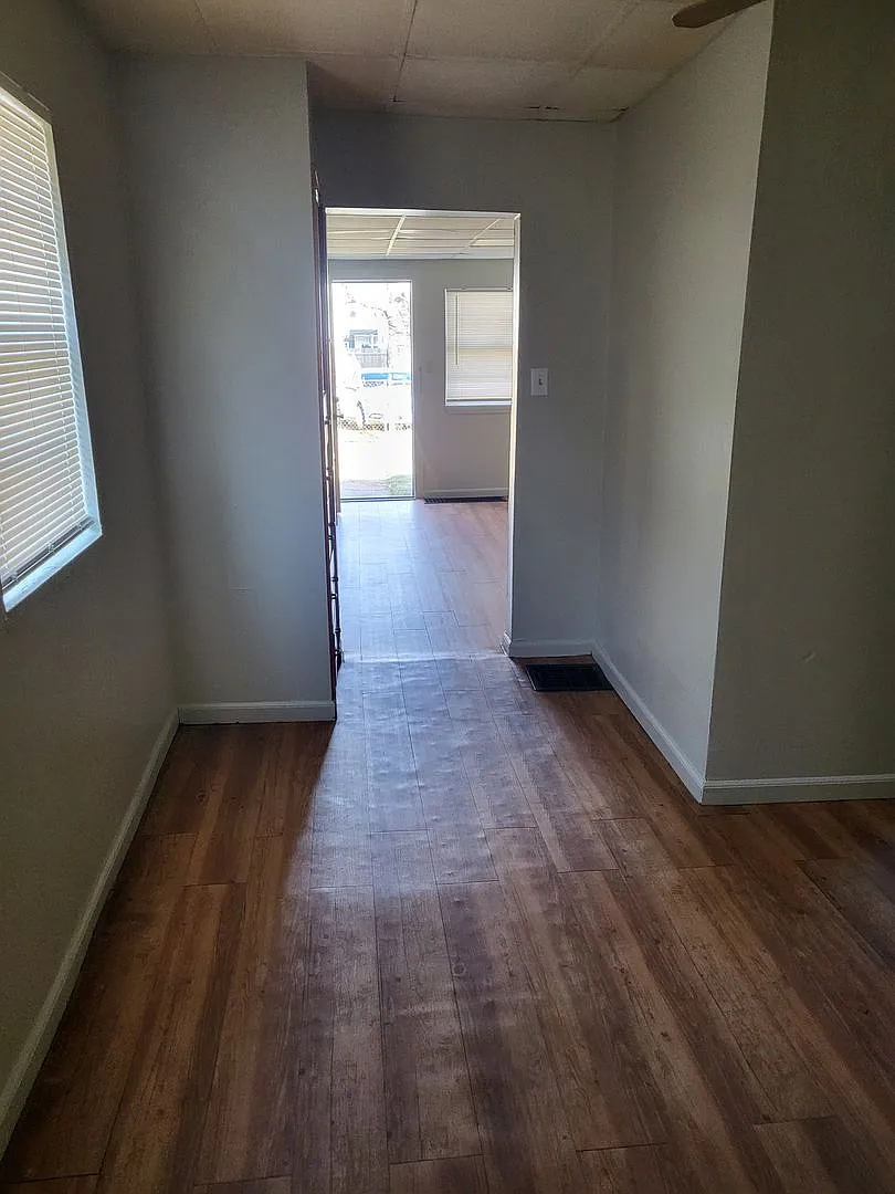1 bed house with washer dryer hook up EHA Approved! — Photo 3