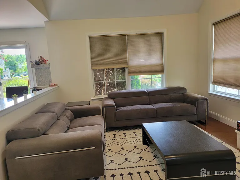 13 Airdale Dr — Photo 2