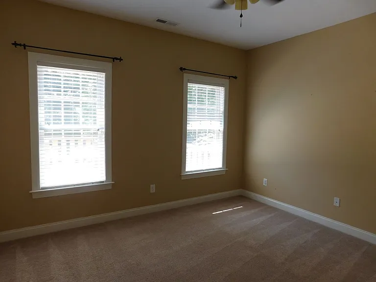 300 Taliaferro Ln — Photo 37
