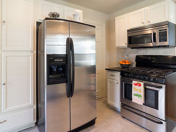 Kitchen
						:
						Stainless Steel Appliances