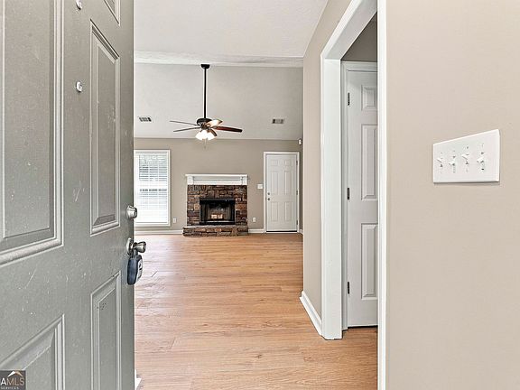 4th image of 104 Ridgefield Cir