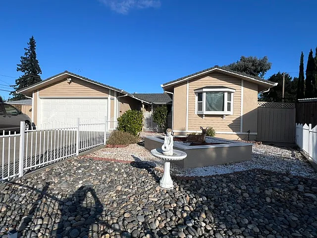 3 bed, 1384 sqft, $4,750 — Photo 2