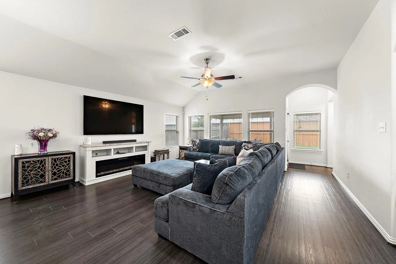 3 bed, 2.0 bath, 1857 sqft, $2,500 — Photo 3