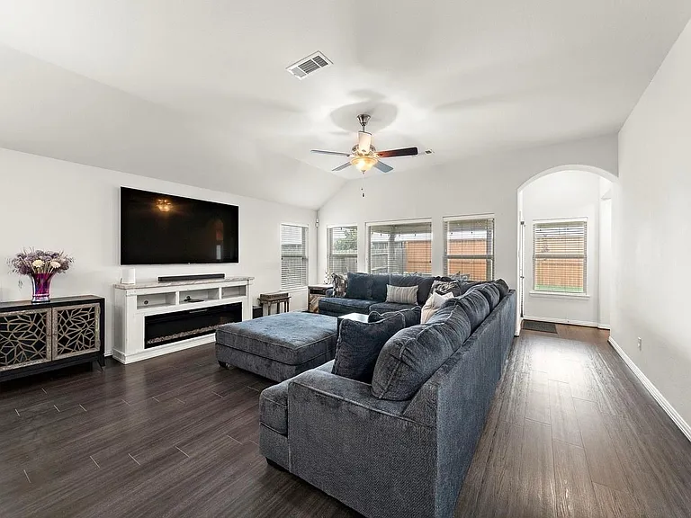 23706 Via Viale Dr — Photo 3