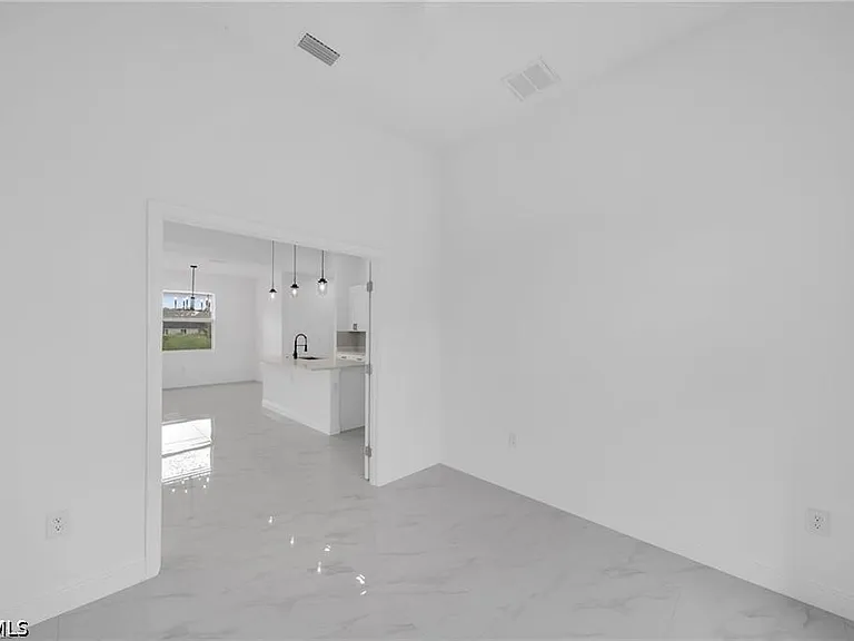 438 Poplar St — Photo 10