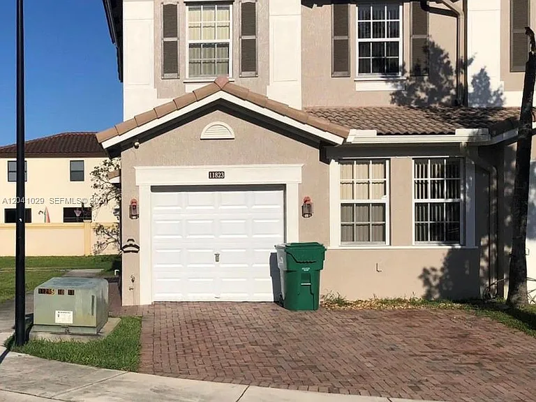 11823 SW 152nd Ct — Photo 1