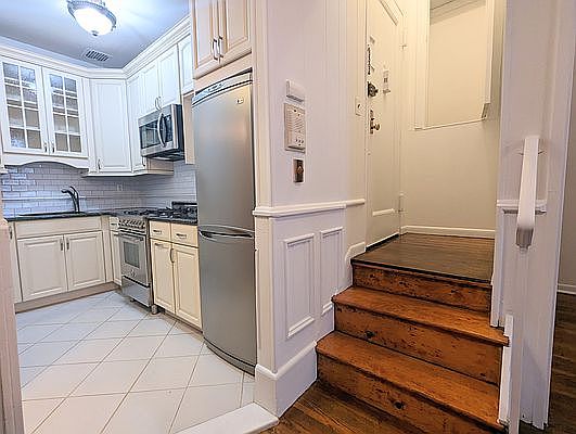 4th image of 134 W 71st St APT 3