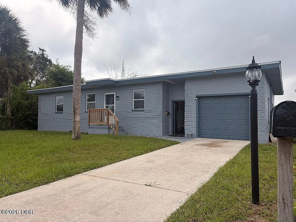 3 bed, 1.5 bath, 1308 sqft, $1,900 — Photo 2