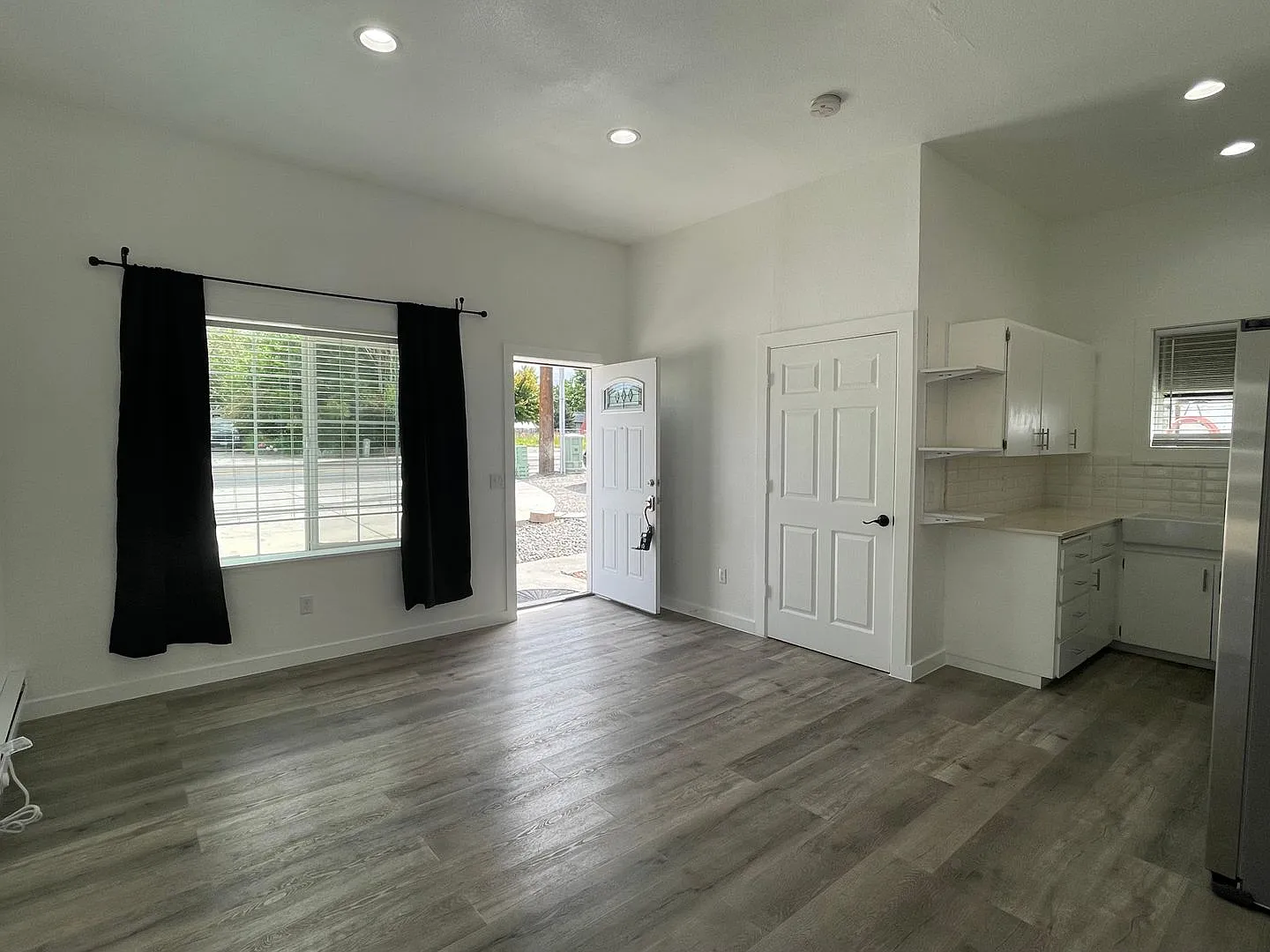 2 Bedroom Water/Sewer Included In Rent! — Photo 3