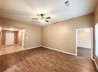 927 Paradise Rd, Baytown, TX 77521