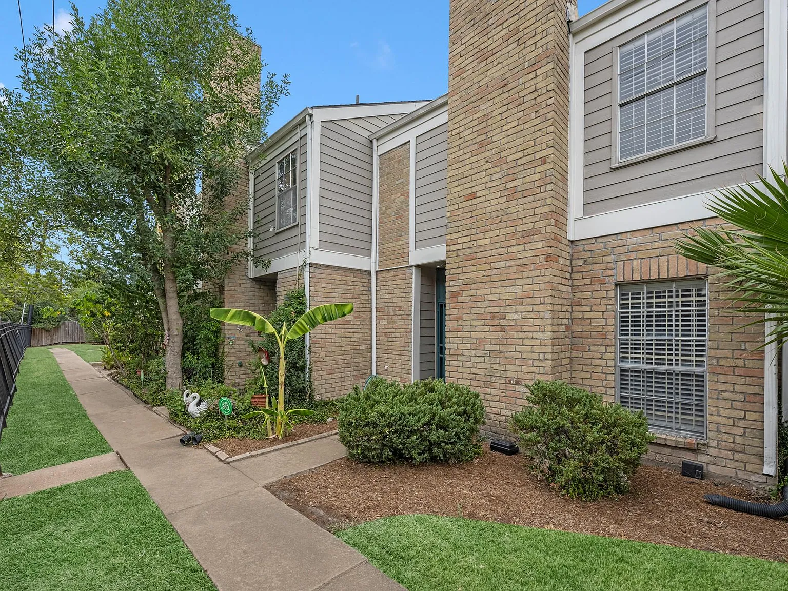 2 bed, 2.5 bath, 1232 sqft, $1,495 — Photo 3