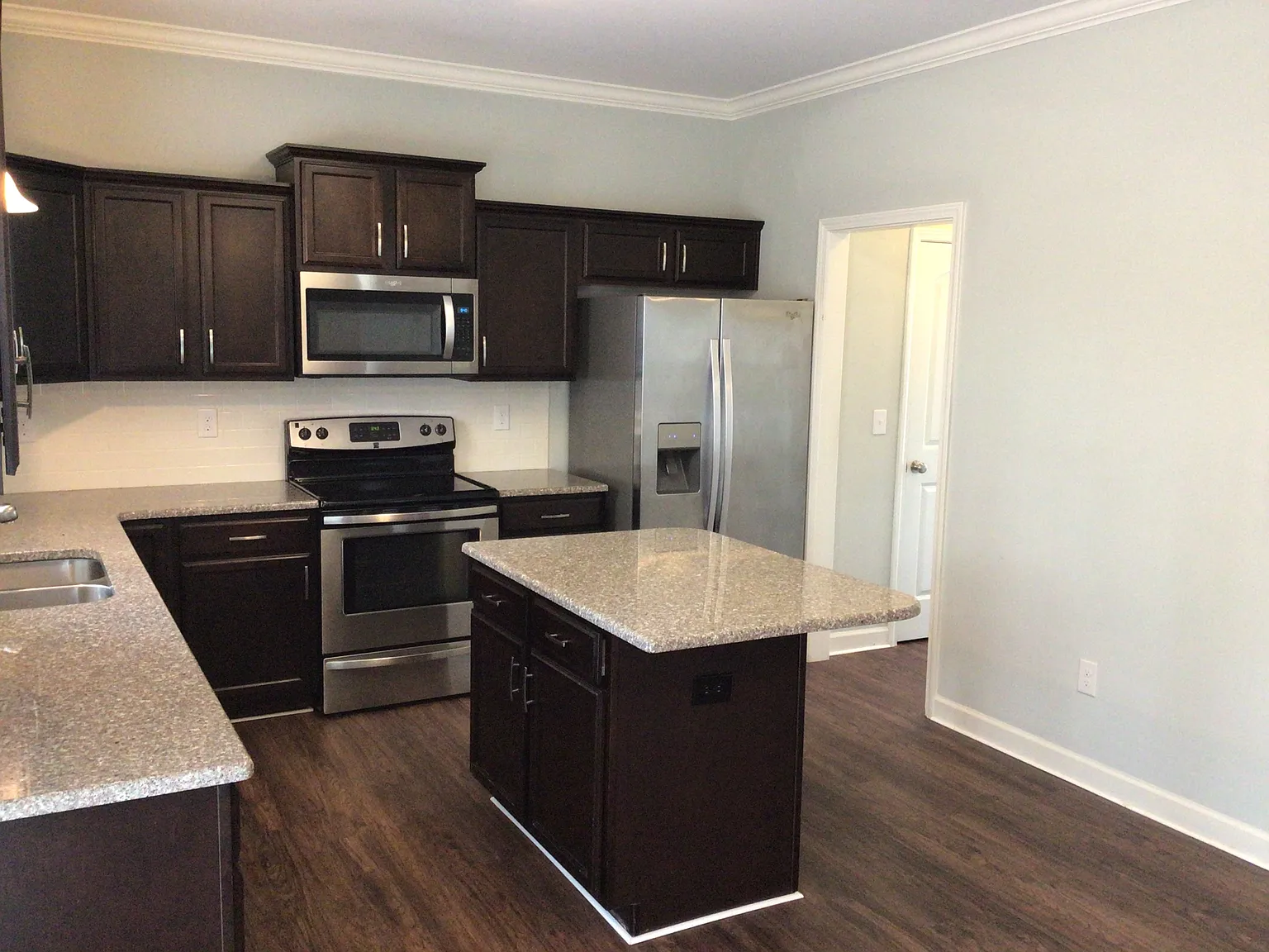 3 bed, 2.5 bath, 1920 sqft, $2,210 — Photo 2