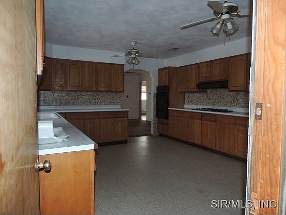 SPACIOUS KITCHEN