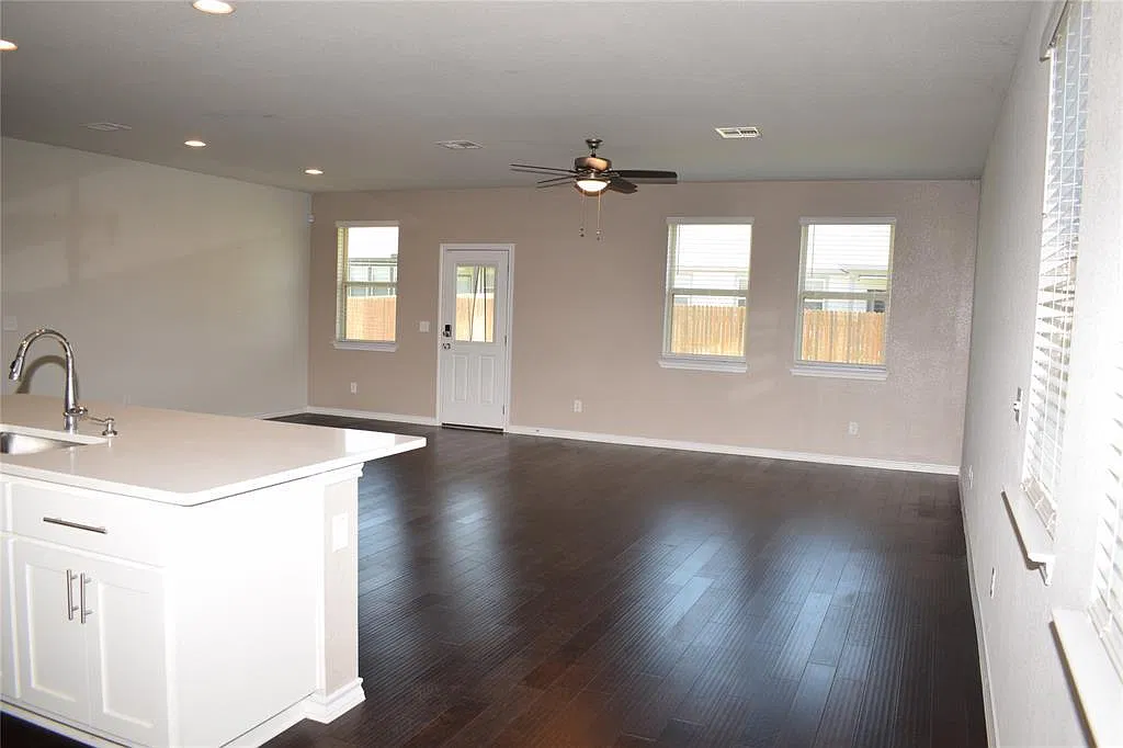 4 bed, 2.0 bath, 1924 sqft, $2,050 — Photo 3