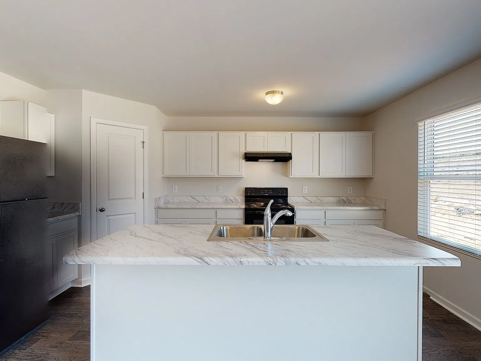 5 bed, 2503 sqft, $2,050 — Photo 3