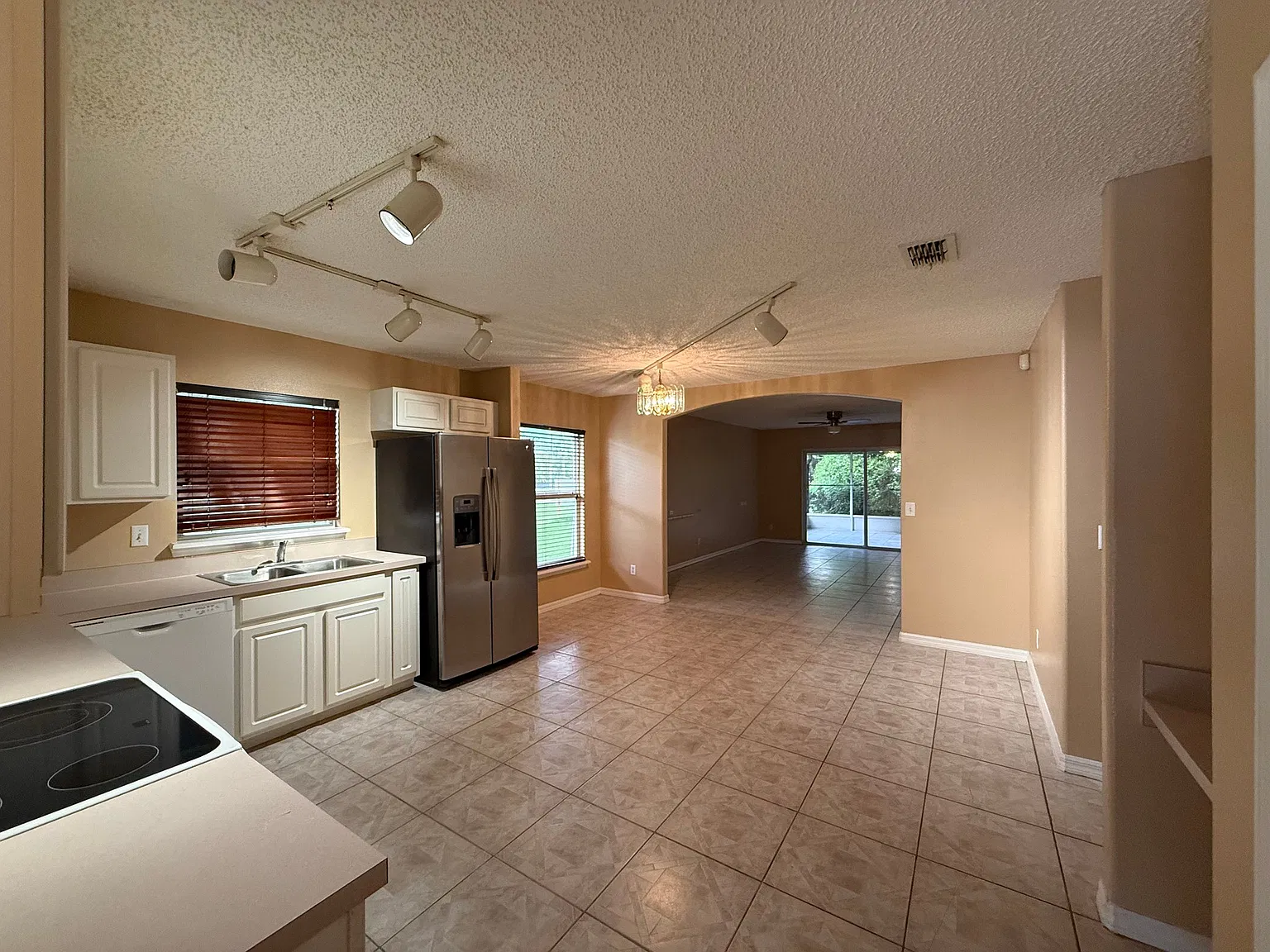 Spacious 4 Bed/2 Bath Home in Groveland, FL - Available 10/01, $2250/mo — Photo 4