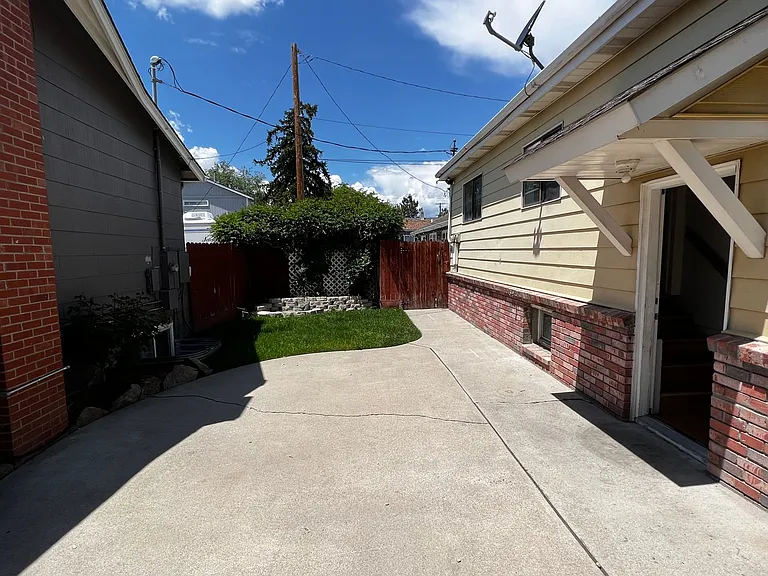 634 Burns St — Photo 17
