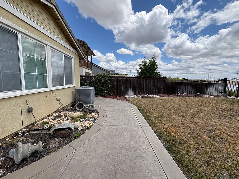1072 Mariners Dr — Photo 23