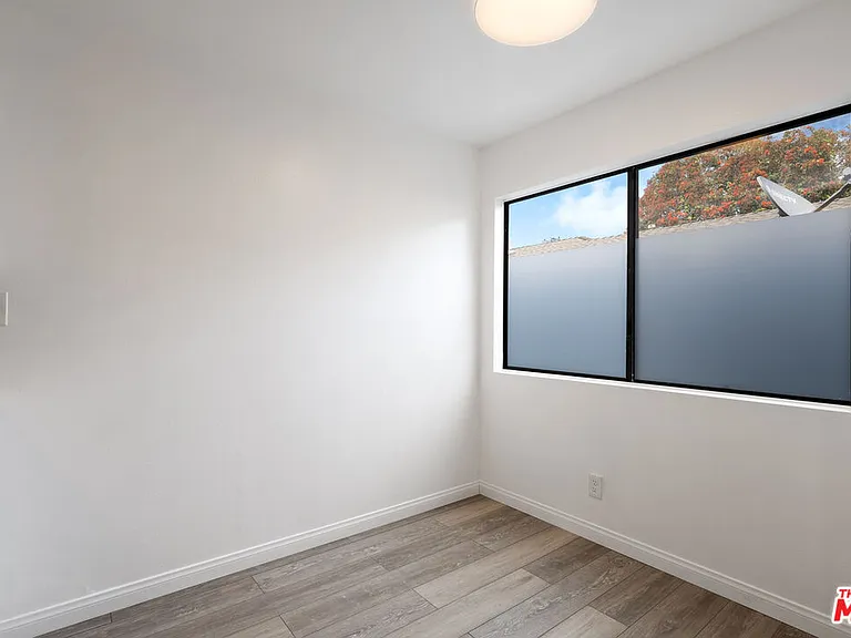 2337 Oak St #2 — Photo 8