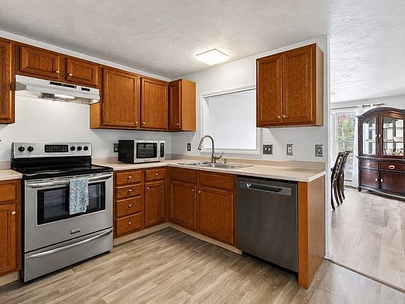 5th image of 12 Hyannis Pl