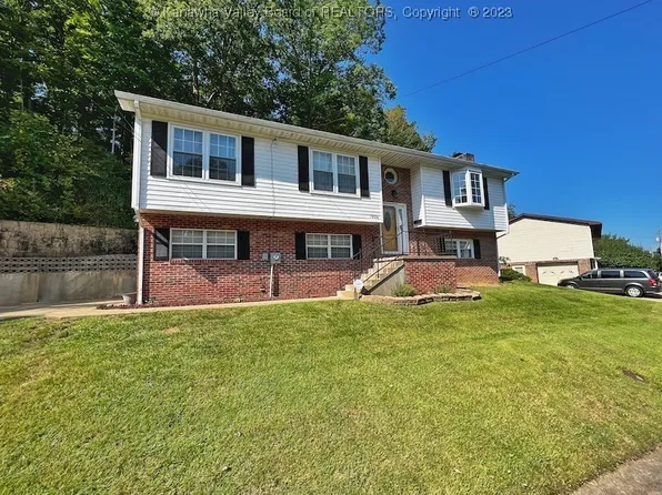 1206 E Village Dr, South Charleston, WV 25309