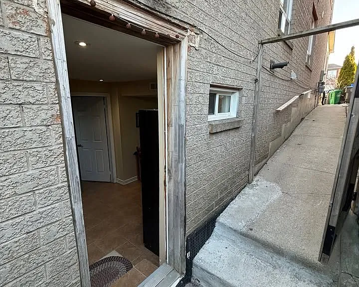 4 Lonestar Cres #BASEMENT — Photo 2