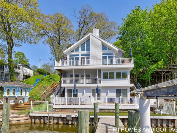 1010 Holland St, Saugatuck, MI 49453