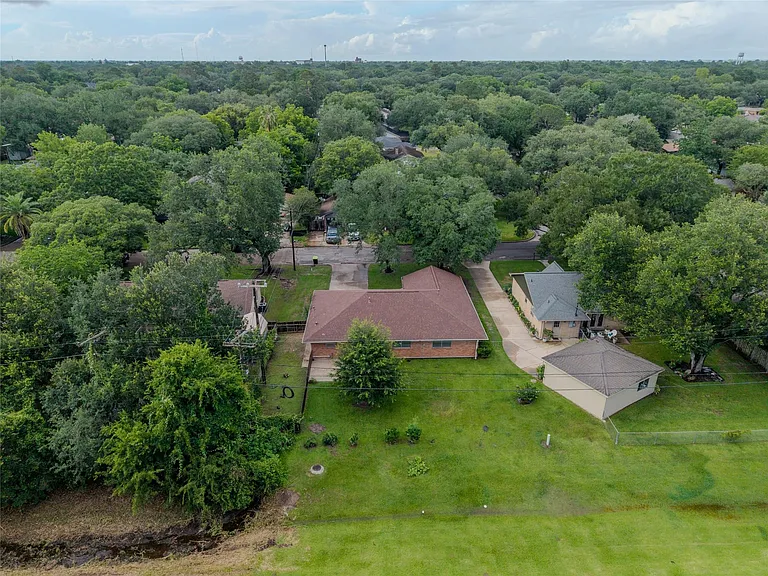 2308 Hillcrest Dr — Photo 3