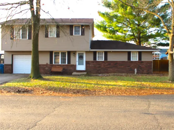 708 Briarwood Dr, Bethalto, IL 62010