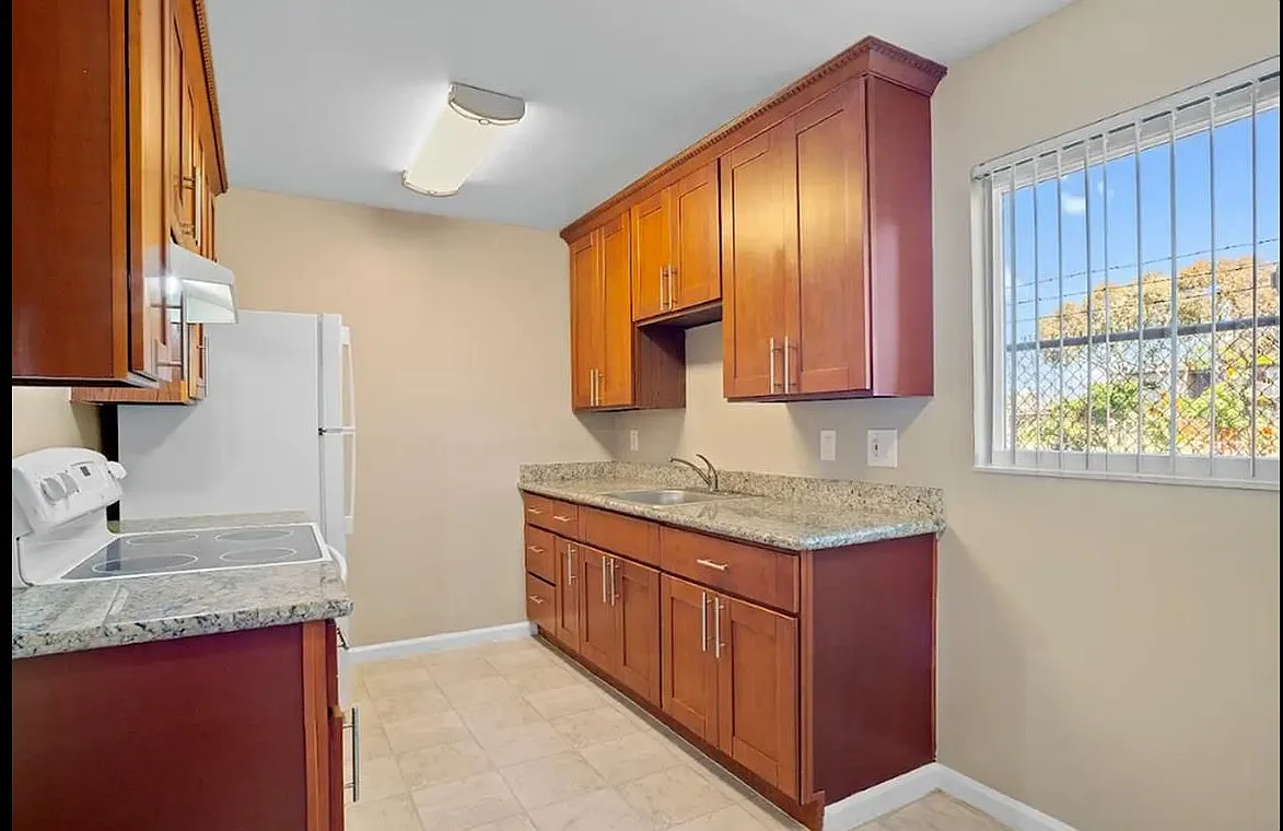 The Palms Apartments — Photo 4