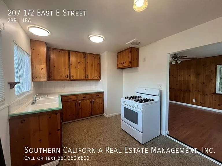 207 1/2 E East St — Photo 8