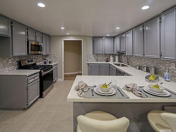 Remodeled Kit. w/Bkfst Bar