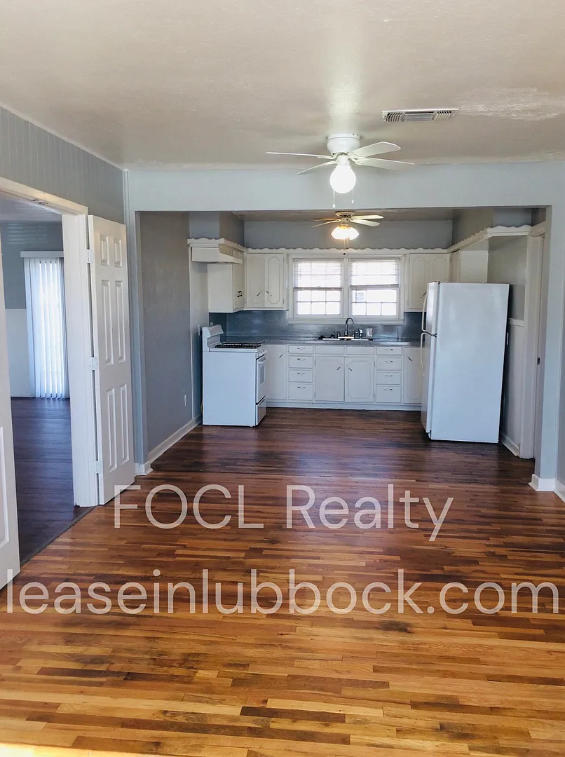 Spacious 3/2 with Hardwood Floors — Photo 3