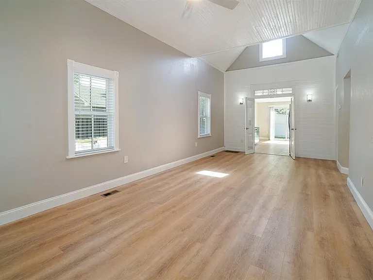 437 N Shine Ave — Photo 6