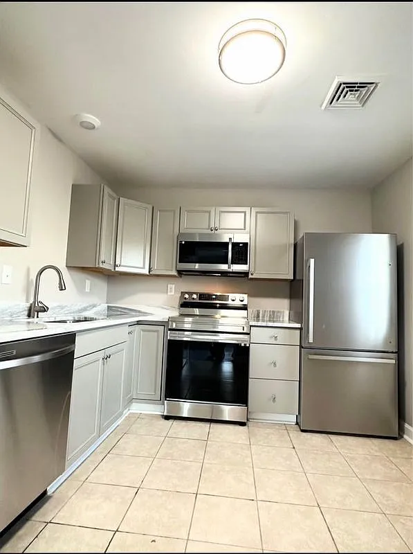 3 bed, 1.0 bath, 1000 sqft, $1,350 — Photo 2