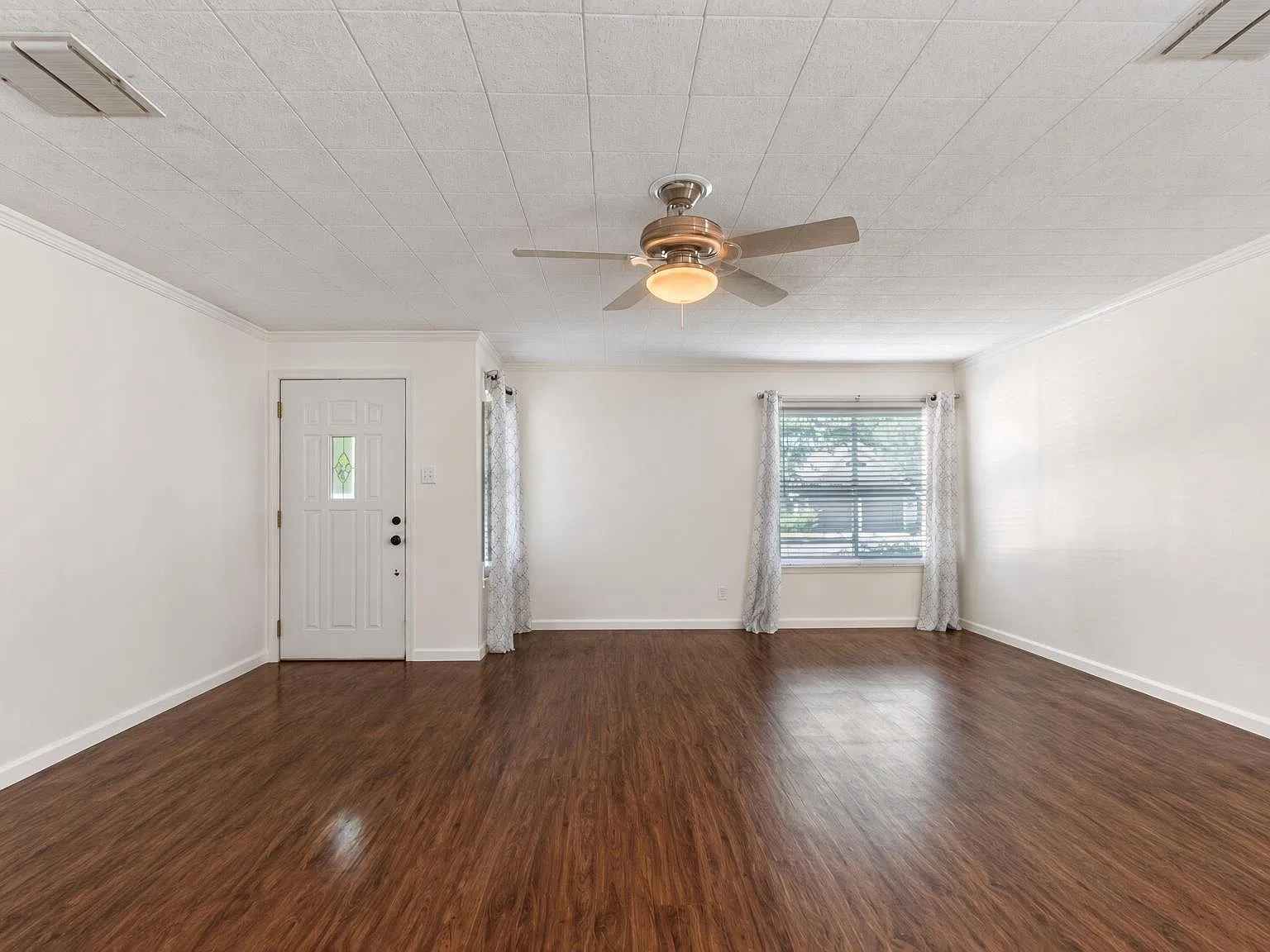 3 bed, 1.0 bath, 1242 sqft, $2,300 — Photo 2
