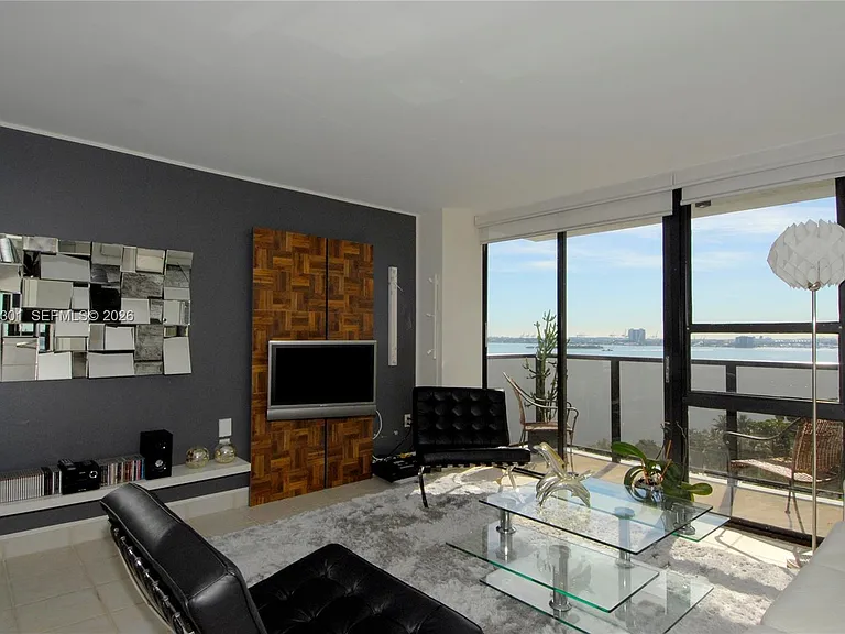 600 NE 36th St #1212 — Photo 4