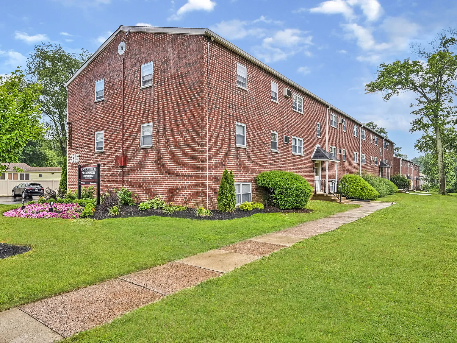 Hickory Hills Apartments — Photo 4