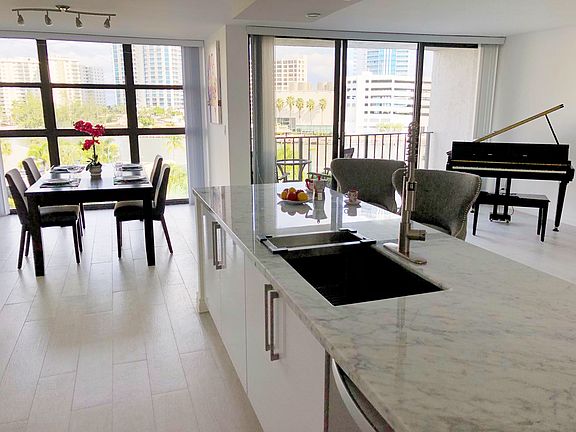 Kitchen isle / dining area