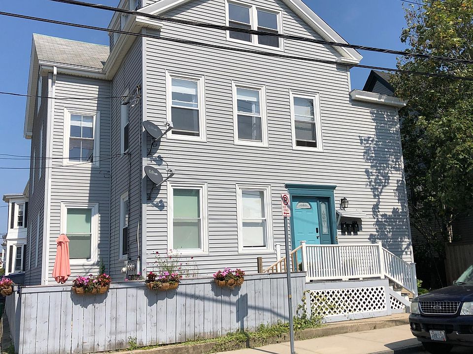 Cranston Ave. is a great, professional neighborhood, a very short walk to popular Broadway Ave. restaurants, shops, public transportation and the wharf areas. Cliff Walk and Easton Beach about a mile away.