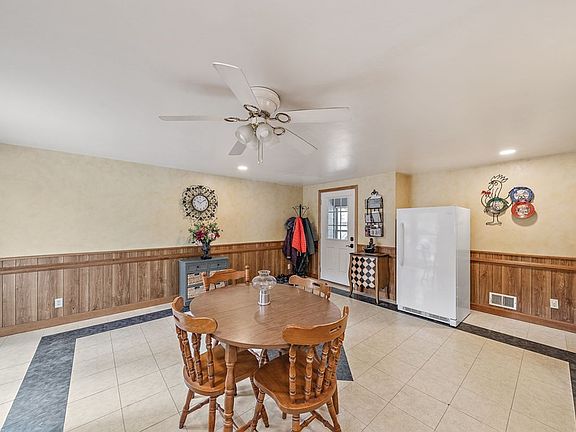 5th image of 538 Summer St