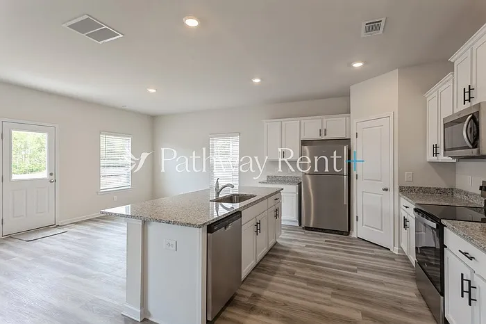 608 Mackenzie Cv — Photo 2